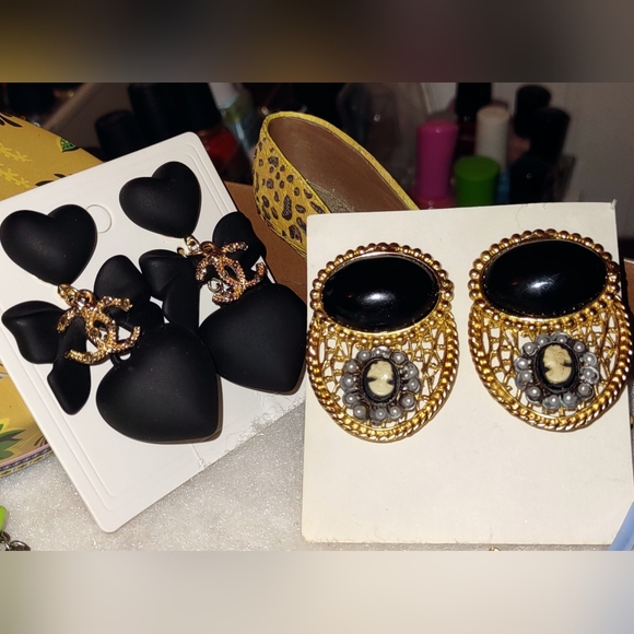 Vintage Clip-on Gold & Black Earrings - Picture 6 of 14